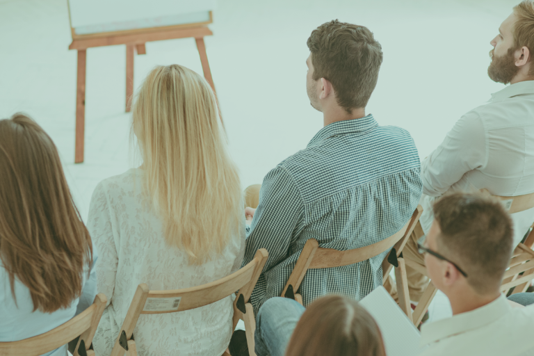 Personas en un taller o programa de bienestar, talleres de salud mental, manejo de estrés, terapia de ansiedad, relaciones interpersonales, mindfulness, autoestima, talleres de habilidades sociales en Clínica Prado.
