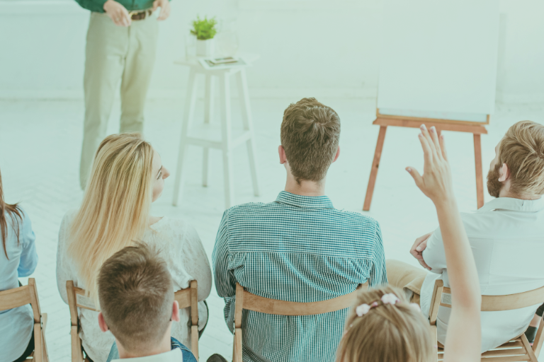 Personas en un taller o programa de bienestar, talleres de salud mental, manejo de estrés, terapia de ansiedad, relaciones interpersonales, mindfulness, autoestima, talleres de habilidades sociales en Clínica Prado.